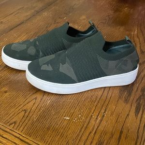 Steve Madden women’s Beale sneaker. Army green. Size 7.5.